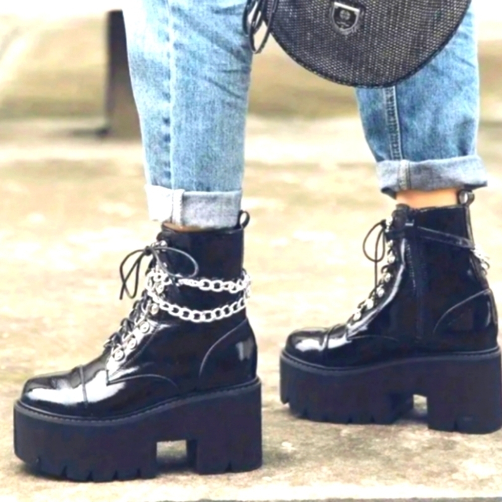 Ladies chunky heel chain detailed boots sz 7